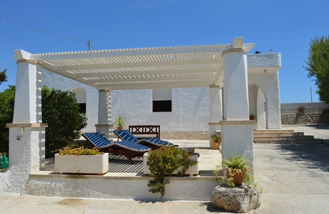 Pretty villa a stone's throw from the sea with 6 beds, two bedrooms and two bathrooms