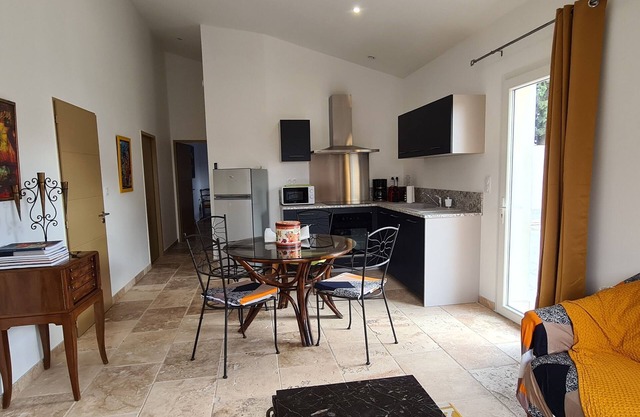 Pretty villa on the banks of the Canal du Midi