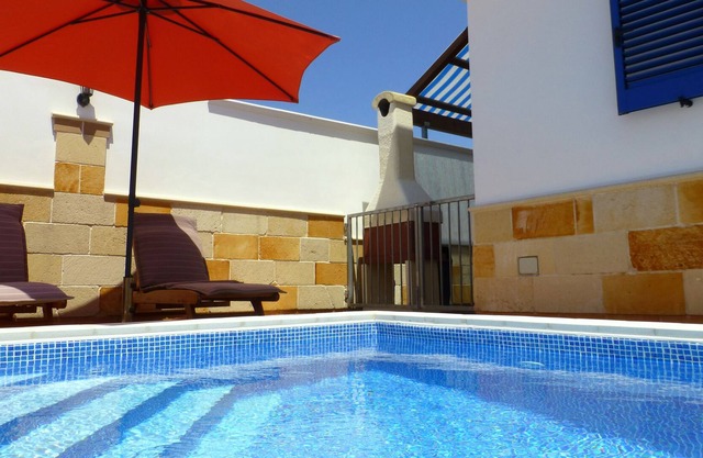 Pretty villa, with private pool & garden by the beach. Free Wifi. Airport 20 kms