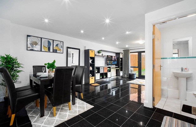 Prime | 4 Bed Townhouse | Parking | Private Garden