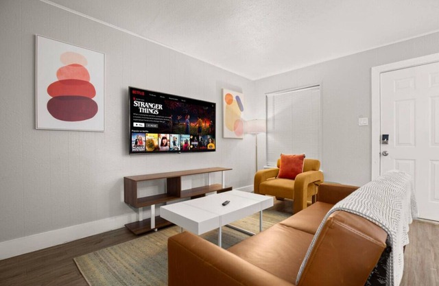 Prime Crestview Suite! Cozy Beds & Free Laundry!