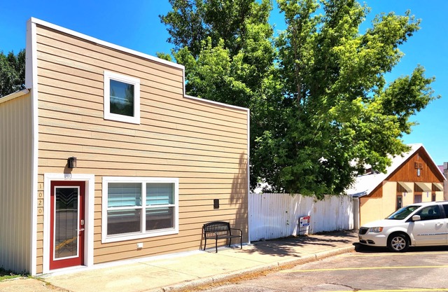 Prime Family Retreat W/ Private Fenced Shaded Yard, BBQ-Peaceful & Relaxing