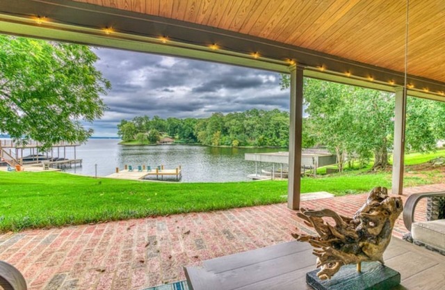 Prime Lakeside Gem: Grassy Knoll, Spacious, Quaintn
