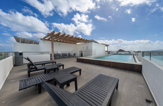 Prime Location. 1 BR w/Ocean View Infinity Pool