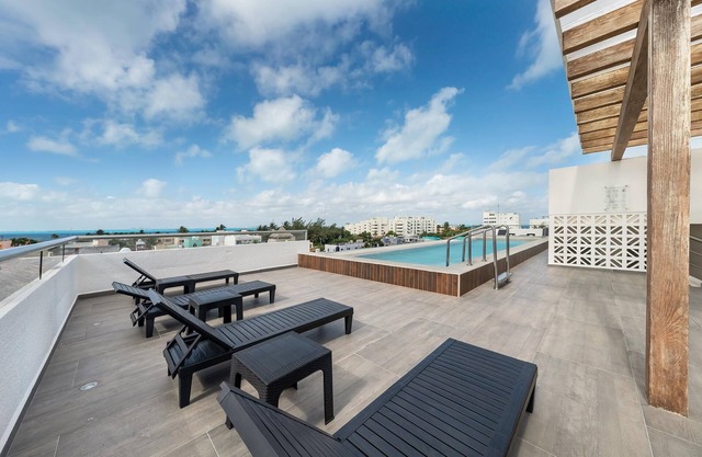 Prime Location. 2 BR Condo w/Ocean View Pool.