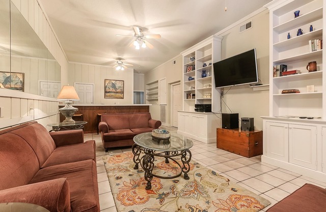 Prime Location, 3 Blocks to Bourbon St. A great space for groups to enjoy NOLA.