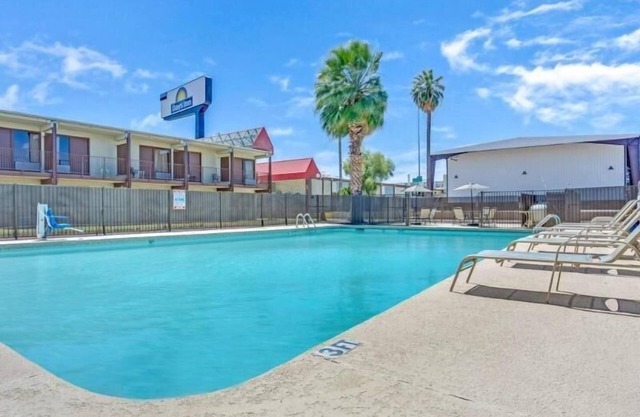 Prime Location! Free Parking, Outdoor Pool, Close to Rialto Theatre