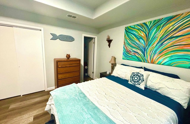 PRIME LOCATION IMMACULATE COZY GETAWAY MINUTES FROM BEACH &DOWNTOWN