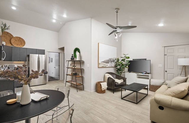 Prime Location, Pet Friendly, Single Level, New Decor and Furnishing, 10 Min to PDX and Vancouver