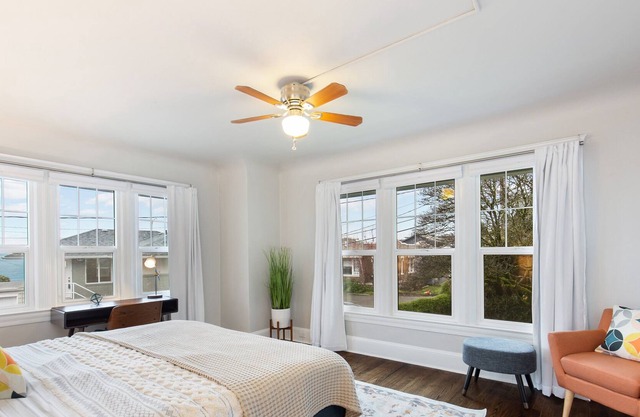 Prime Location, Steps to Alki Beach, Free Wifi