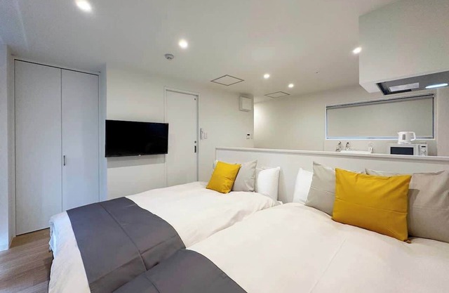 Prime Location! Studio Along Shopping Street