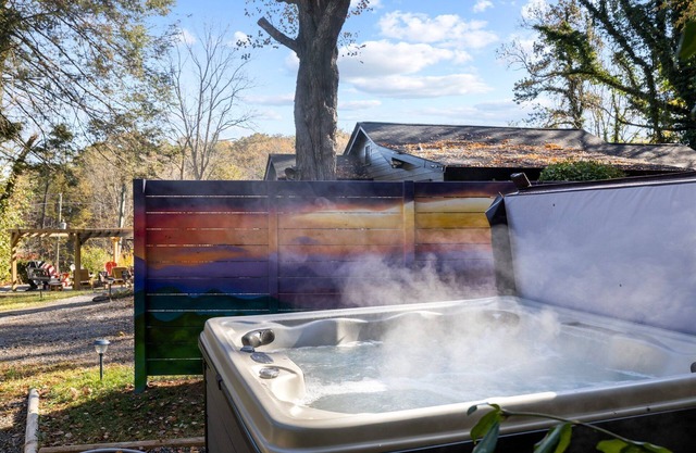 《Prime Location w/HOT TUB ❤Dog Friendly❤ Games, Disc Golf & Fast Wifi》