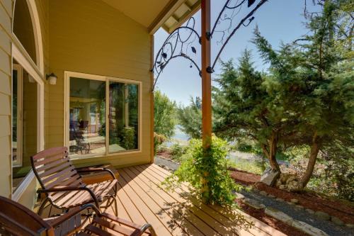 Prime McKenzie River Gem Sunroom and Views!