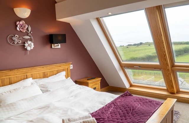 Primrose Cottage - 2 Bed cottage with Hot Tub, walk to the beach.
