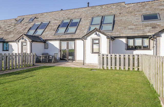 PRIMROSE COTTAGE, family friendly, with hot tub in Aldingham