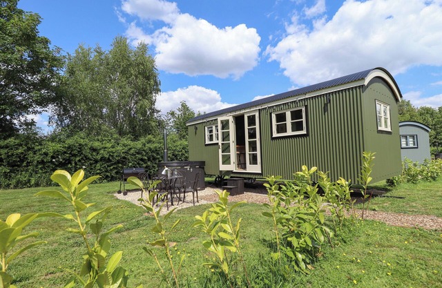 PRIMROSE, pet friendly, character holiday cottage in Waltham
