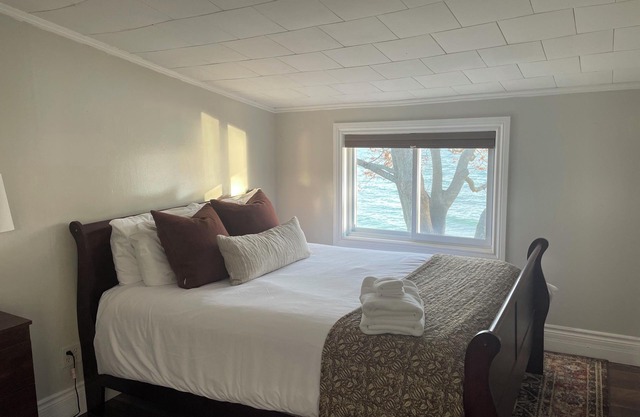 Prince Edward County Lakehouse 3 Bedroom and 3 Bathroom