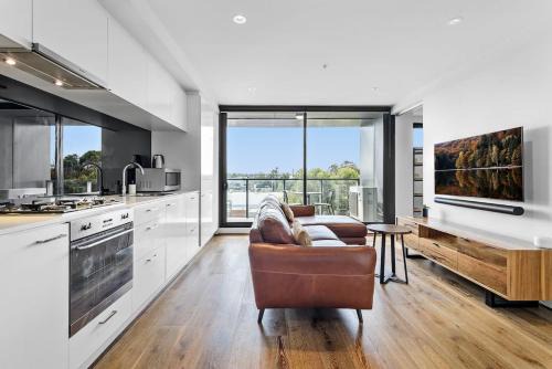 Pristine 1-Bed Apartment near Local Cafes