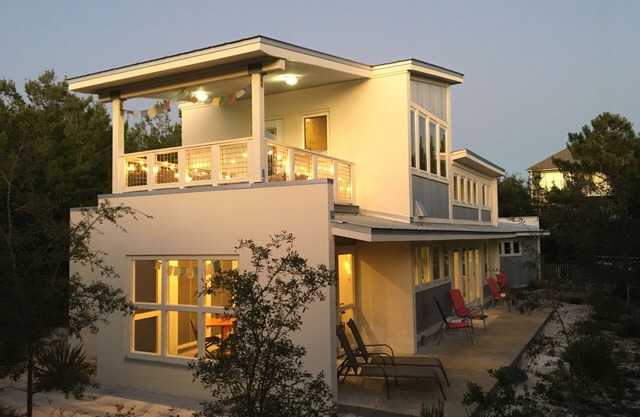 Pristine couple's cottage. Short walk to public beach. Non-shedding dog welcome.
