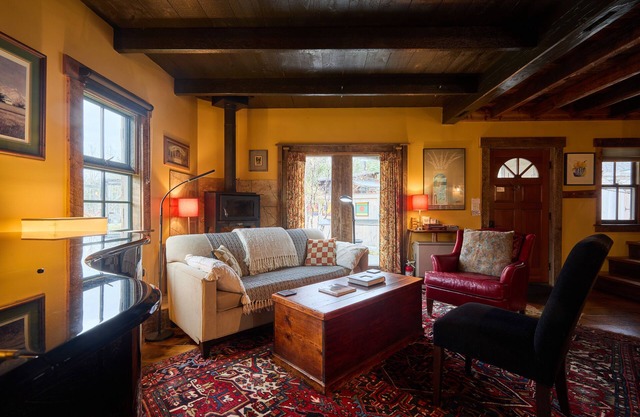 Pristine Custom Cottage, Grand Piano, Massage Studio on Site