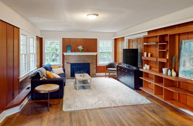 Pristine, dog-friendly home with spacious interior, washer/dryer & enclosed yard