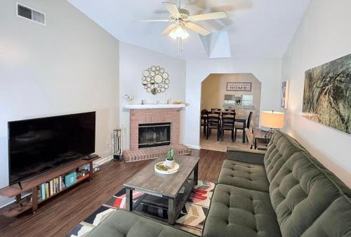 Pristine Elegance meets Chic Charm!