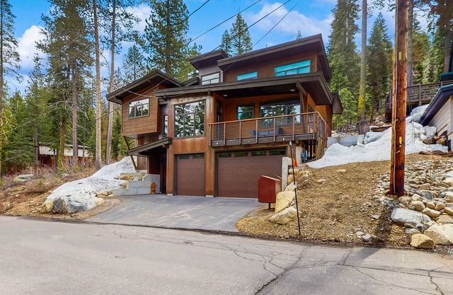 Pristine home with lovely interior, private deck, fast WiFi - great location