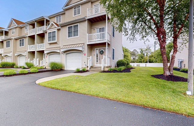 Pristine West OC townhome close to shopping, w/kitchen, washer/dryer & free WiFi