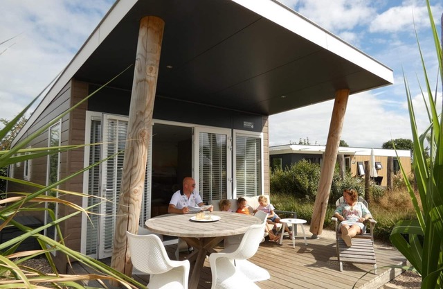 Privé Sauna, Luxe en Moderne Inrichting, Vaatwasmachine, Ruime Overkapte Lounge met Luxe Tuinmeubels