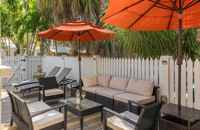 Private Home in Heart of Old Town (Shared Pool!)