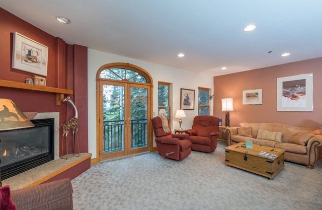 Private 1-Bedroom Condo With Forest View, Pool and Hot Tub