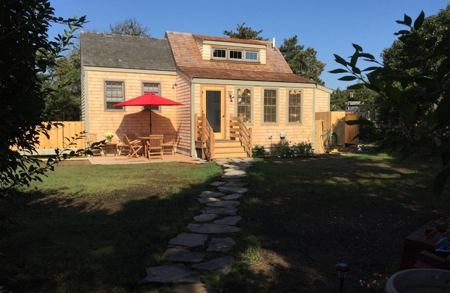 Private 2 bedroom cottage close to South Shore beaches