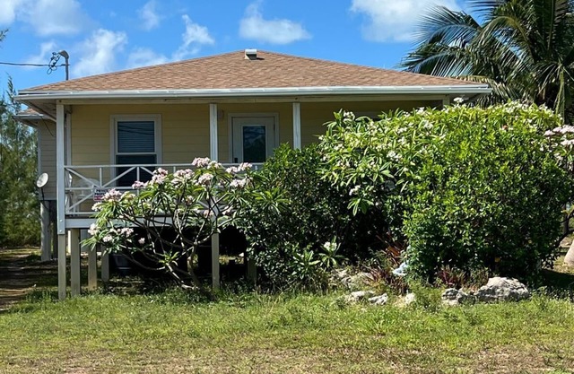 Private 2BR guest house in Bimini. Includes golf cart, kayak, and stunning views