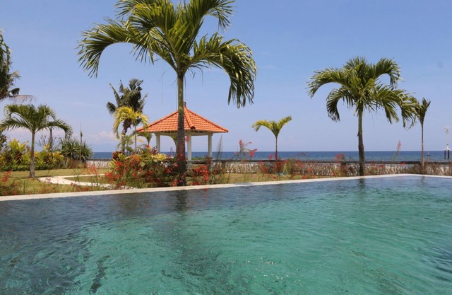 Private 3 bedroom villa direct on the beach in North Bali, Lovina area