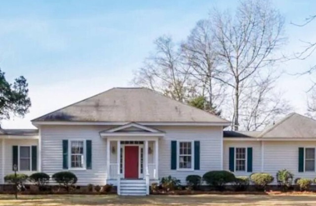 Private 3BR Historic Farmhouse near downtown New Bern on 33 acres