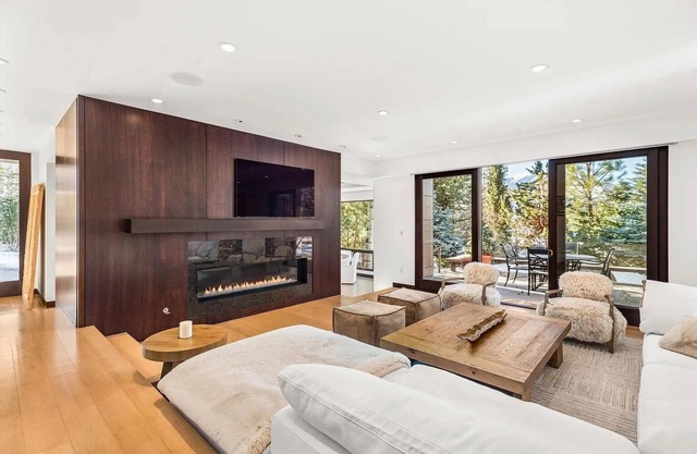 Private 4 Bedroom Estate on exclusive Red Mountain w/soaring views & Jacuzzi