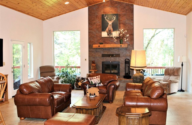 Private 6 Bedroom 5,000 Sq. Ft. Executive Home, Sleeps 20, Pets OK