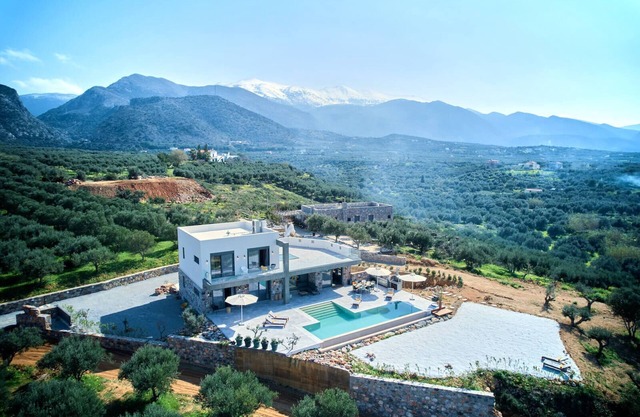Private 6 bedrooms, 6 bathrooms , heated pool