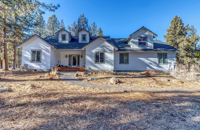 Private Acreage, hot tub, Pet friendly, large acreage.