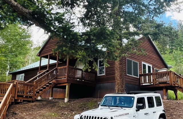 Private and peaceful 3 br cabin in the woods with new Hot Tub