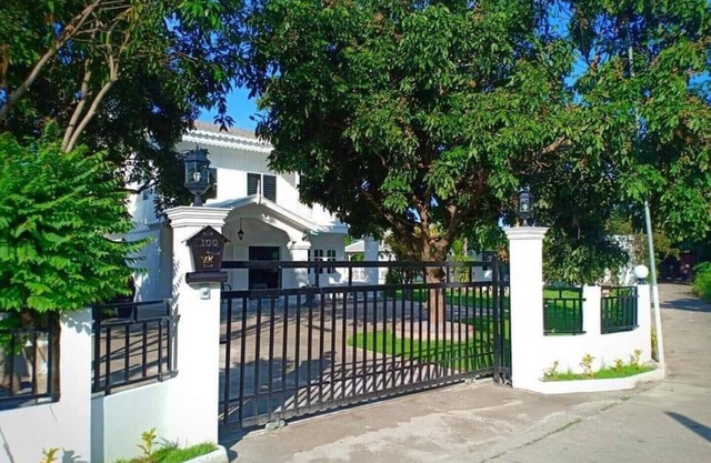Private and peaceful environment with fenced and fenced entrance