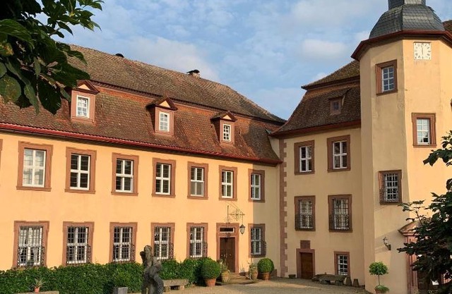 Private apartment in historic castle from 1608 with tenniscourt