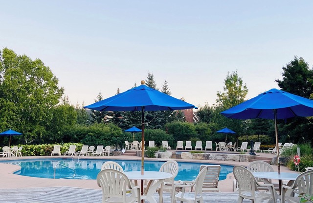 Private Backyard/Shuttle/Pool/10min walk to the Village