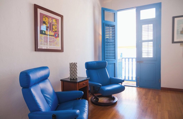 Private balconies/walking distance to historic sites & restaurants