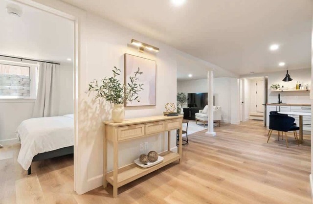 Private Basement Guest Suite w/Hot Tub