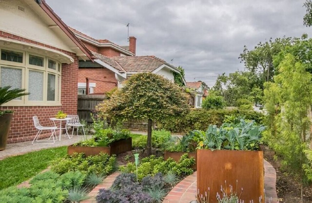Private Bayside Garden Gem !