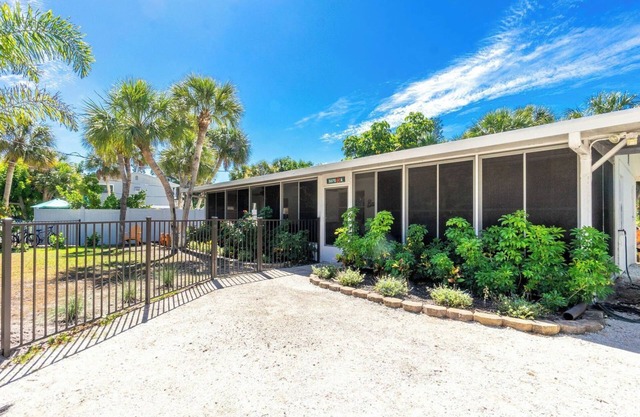 Private beach, bay access to only 5 homes, dog friendly, fenced yard, steps to the water on either side