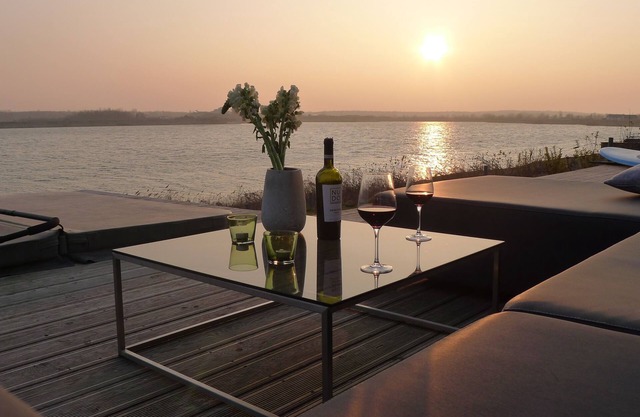 Private beach! House 'California' with fireplace, sauna & hot tub right on the lake