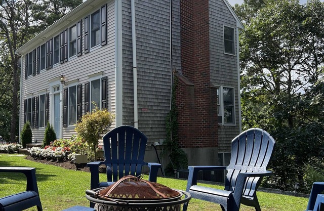 Private Beach on Pond, Linens Included, Kayak & Canoe. All Rooms w/Pond Views!
