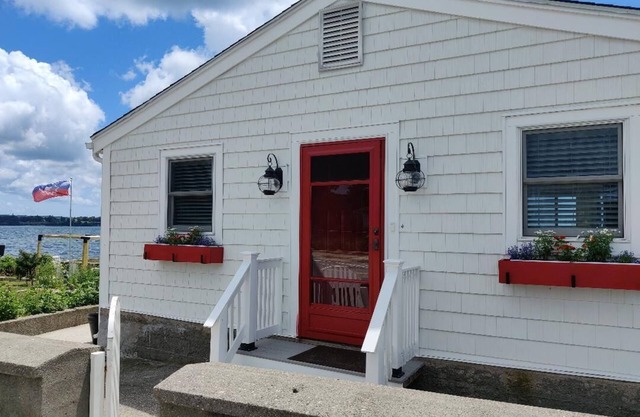 Private Beachfront Cottage in Portsmouth, RI